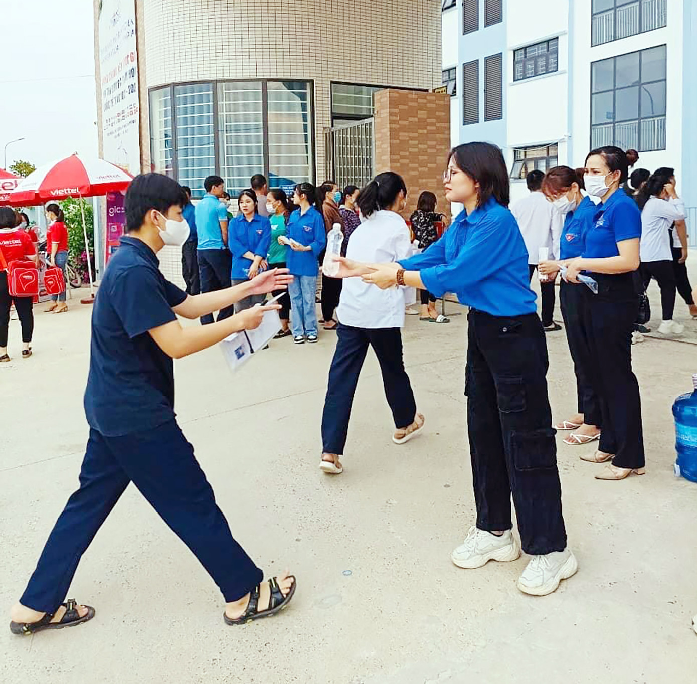 Sinh viên tình nguyện hỗ trợ thí sinh tham dự kỳ thi vào lớp 10 THPT năm 2023.