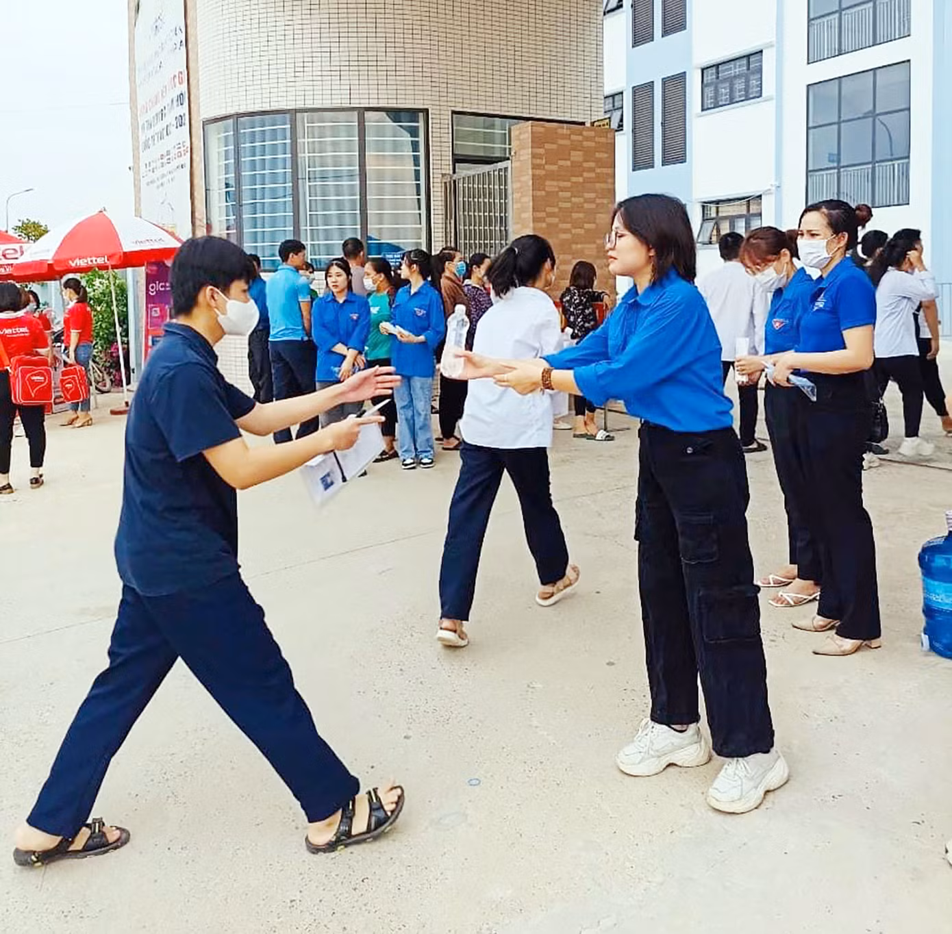 Sinh viên tình nguyện hỗ trợ thí sinh tham dự kỳ thi vào lớp 10 THPT năm 2023.