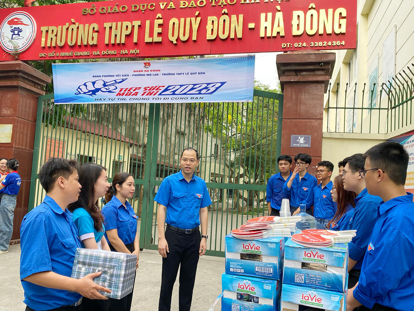 Anh Nguyễn Tiến Hưng – Phó Bí thư Thành Đoàn, Chủ tịch Hội Sinh viên TP. Hà Nội trao đổi với các tình nguyện viên.