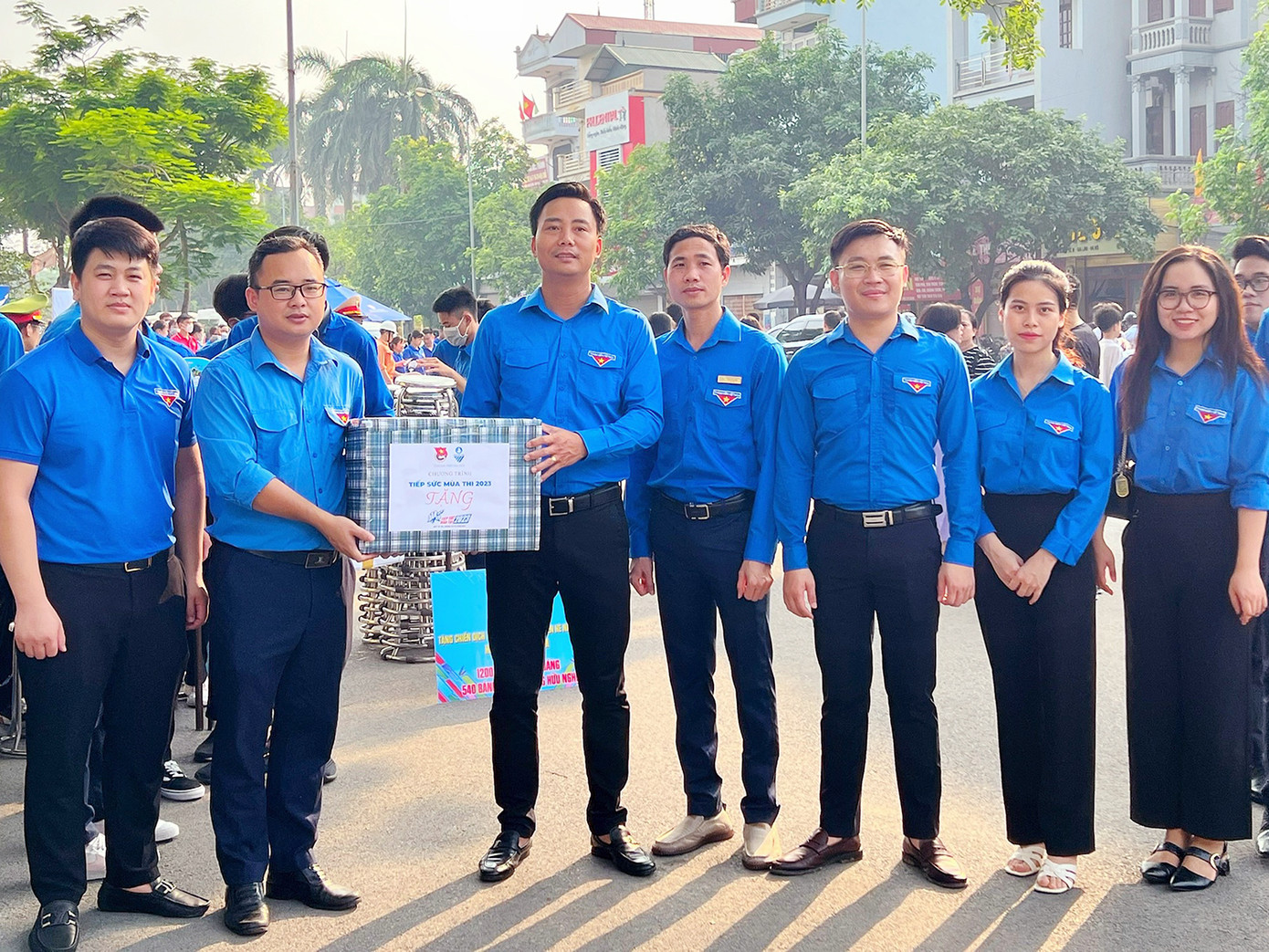 Anh Nguyễn Đức Tiến - Phó Bí thư Thành Đoàn, Chủ tịch Hội LHTN TP. Hà Nội thăm và tặng quà các đội hình "Tiếp sức mùa thi".