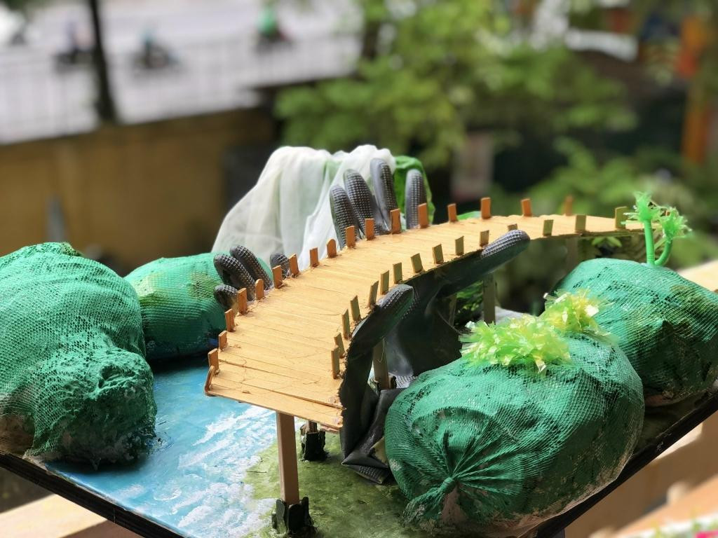 Bài học thêm hiệu quả từ những đồ dùng học tập được tái chế từ rác thải. Bảo tàng mini làm bằng rác thải của học trò trường Huỳnh Thúc Kháng