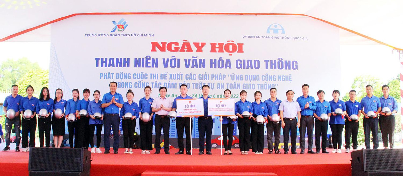 Anh Nguyễn Hải Minh và Phó Bí thư thường trực Tỉnh ủy Nghệ An Nguyễn Văn Thông cùng các đại biểu trao mũ bảo hiểm cho đoàn viên, thanh niên, học sinh, sinh viên tỉnh Nghệ An.