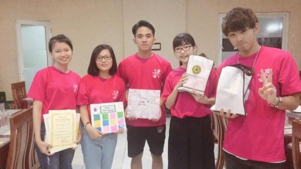 Nguyễn Hữu Lâm và nhóm thuyết trình đạt giải nhất chương trình Sakura-Lotus International Seminar.