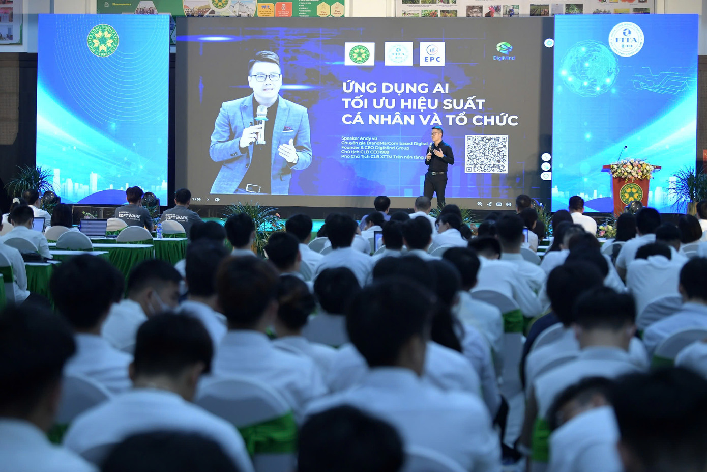 Hội thảo thu hút hàng trăm sinh viên tham dự.