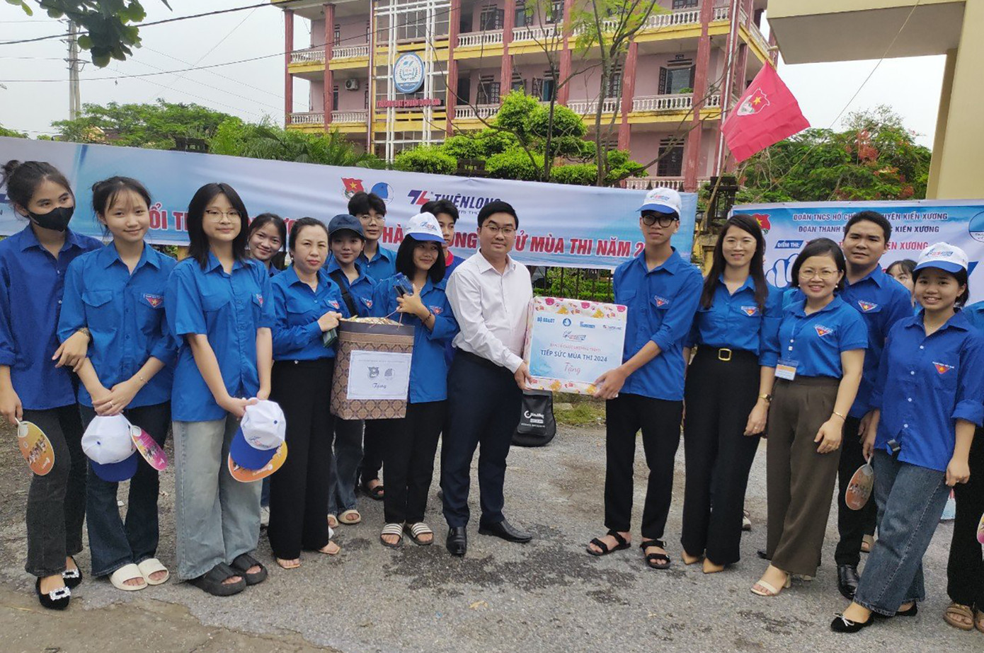 Thường trực T.Ư Hội Sinh viên Việt Nam thăm và động viên các lực lượng tham gia chương trình Tiếp sức mùa thi.