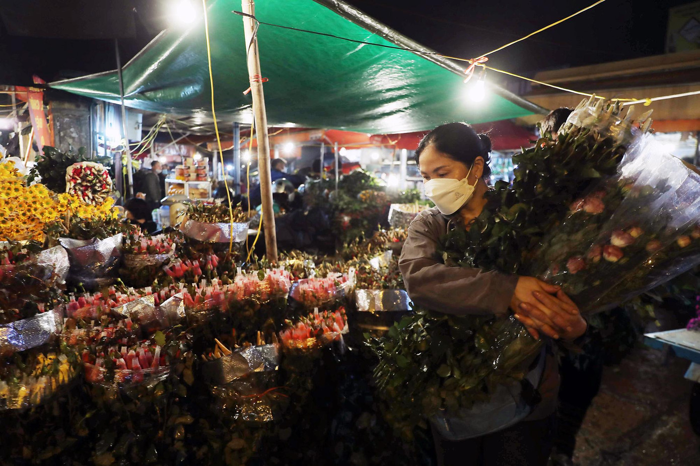 Từ đây, hoa được vận chuyển đi khắp các con phố, ngõ hẻm, làm đẹp thêm cho Thủ đô.