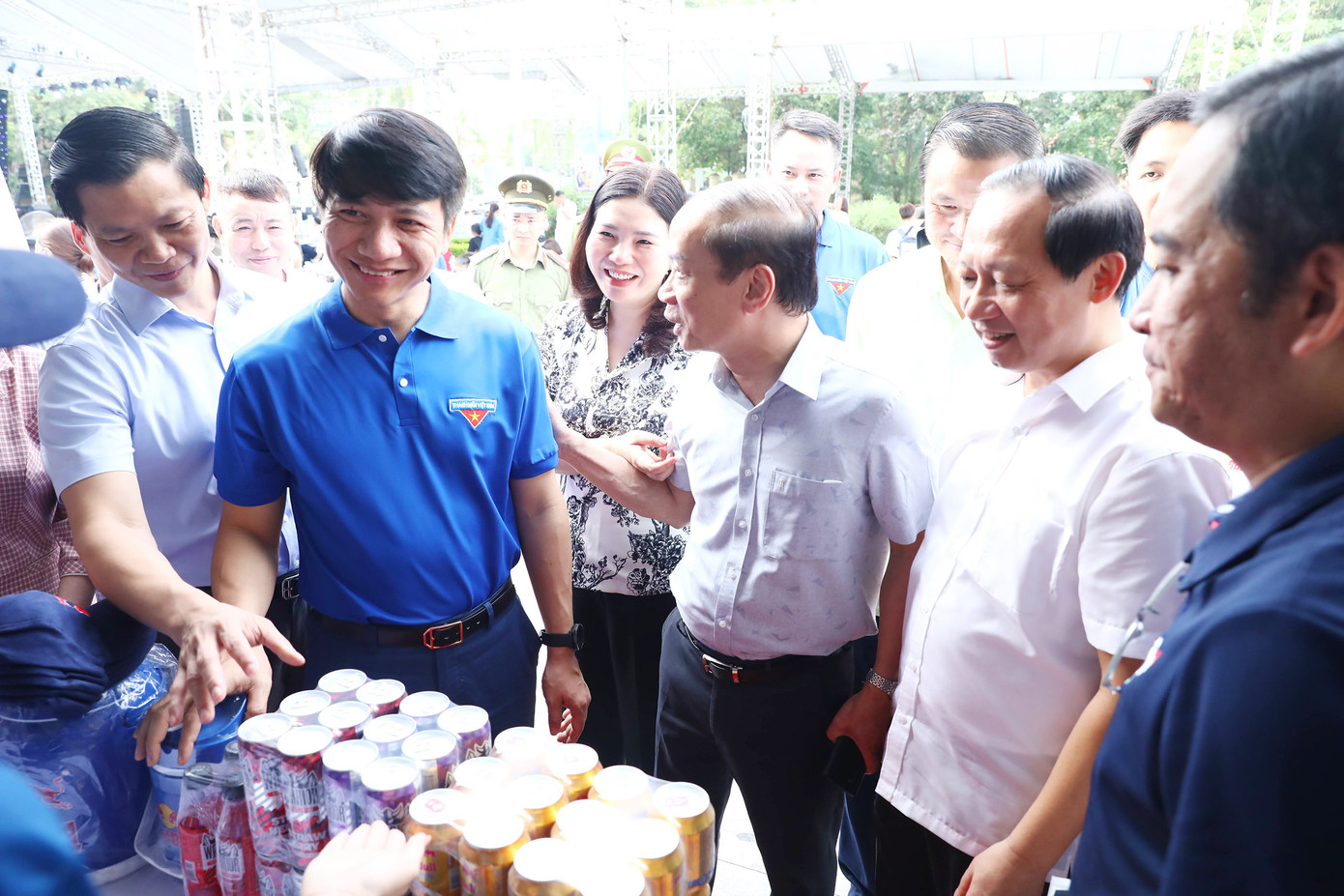 Các đại biểu tham quan gian hàng dành cho thanh niên, công nhân.