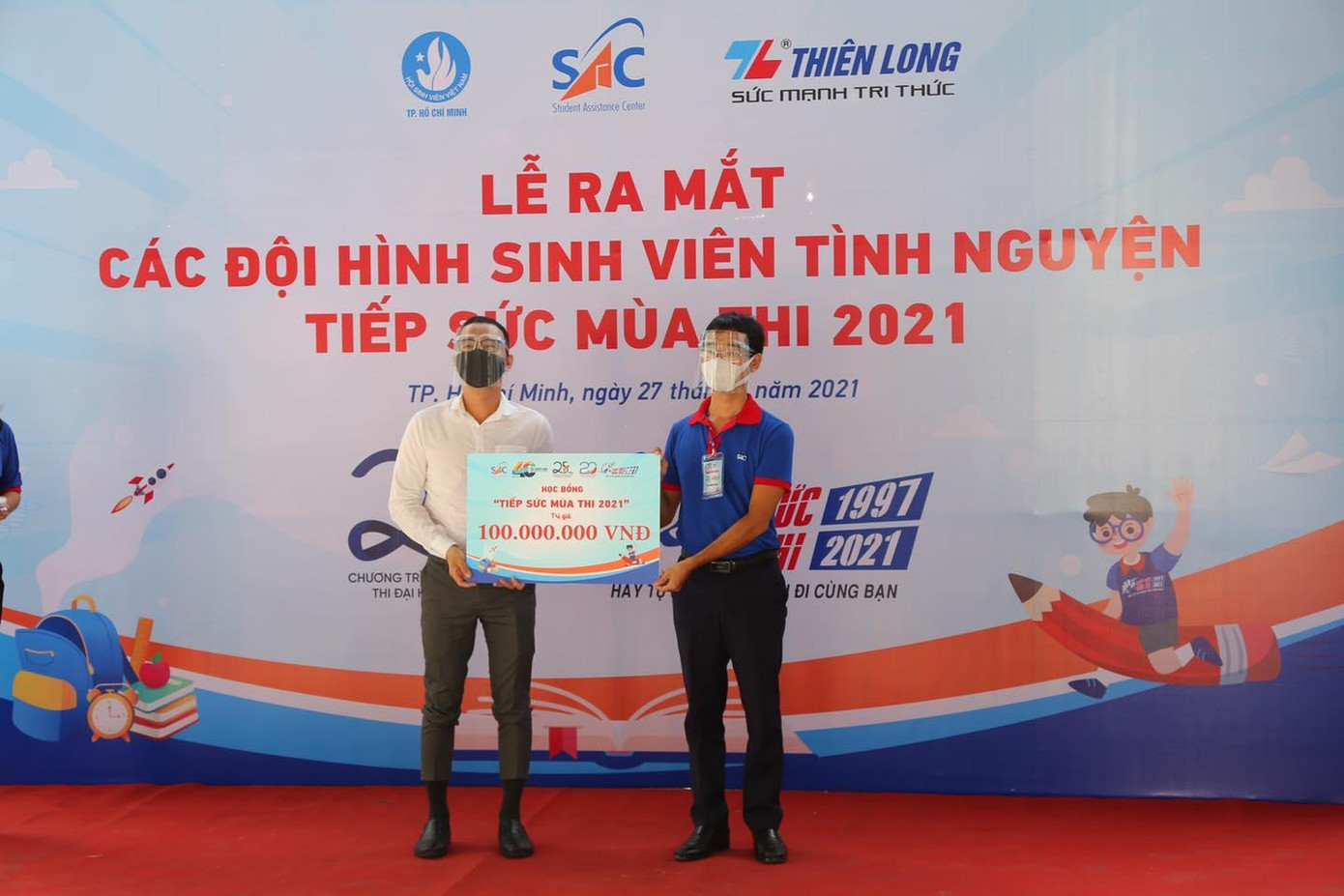 Ban Tổ chức chương trình "Tiếp sức mùa thi" TP. HCM tiếp nhận 50 suất học bổng từ Tập đoàn Thiên Long để tặng cho các em thí sinh có hoàn cảnh đặc biệt trong mùa thi năm nay.