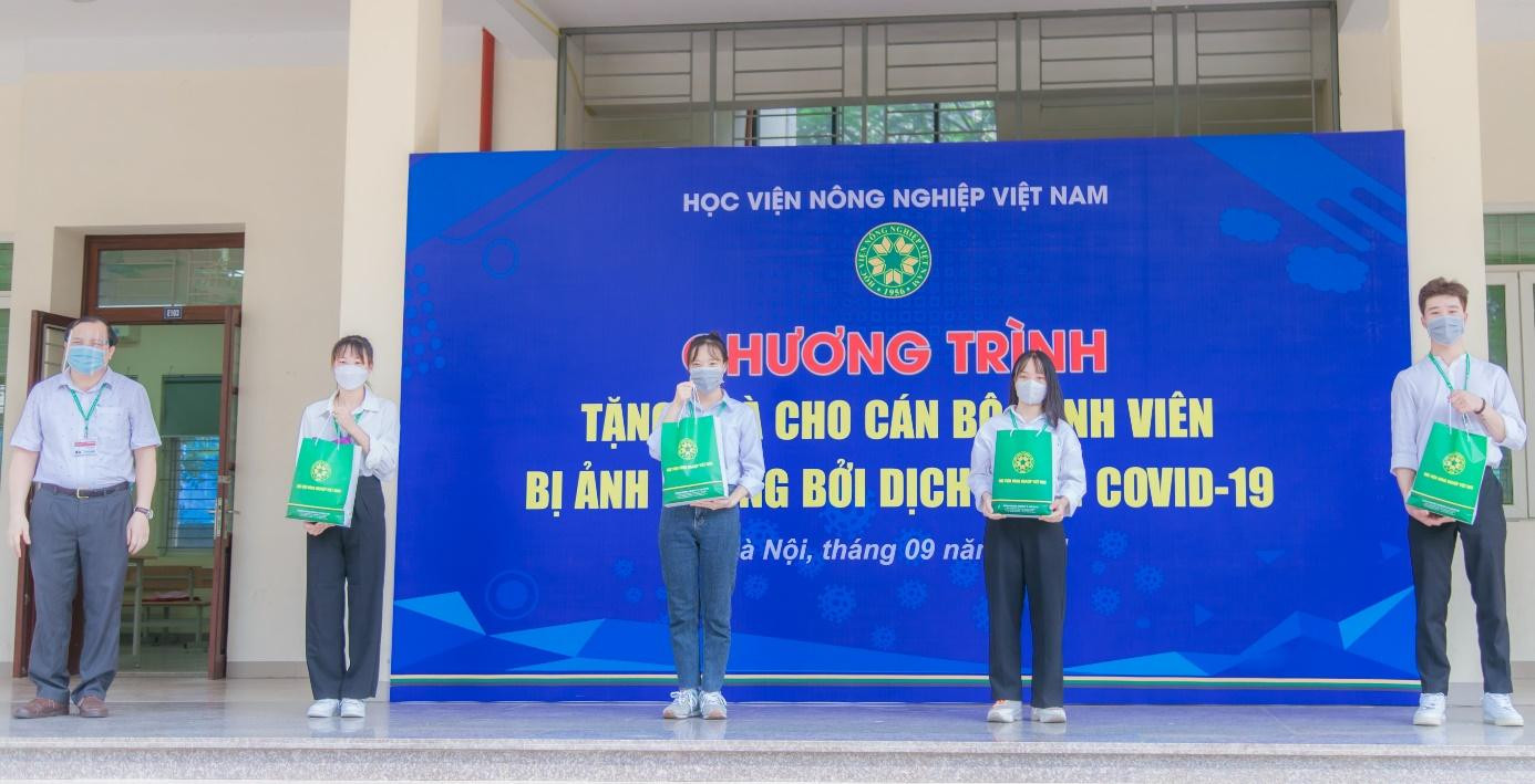 TS Vũ Ngọc Huyên - Phó Giám đốc Học viện Nông nghiệp Việt Nam trao quà cho sinh viên có hoàn cảnh khó khăn.
