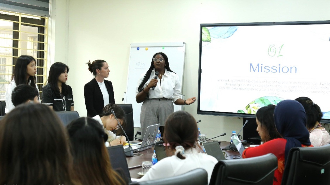 Các bạn sinh viên quốc tế trình bày dự án tại lễ bế giảng.