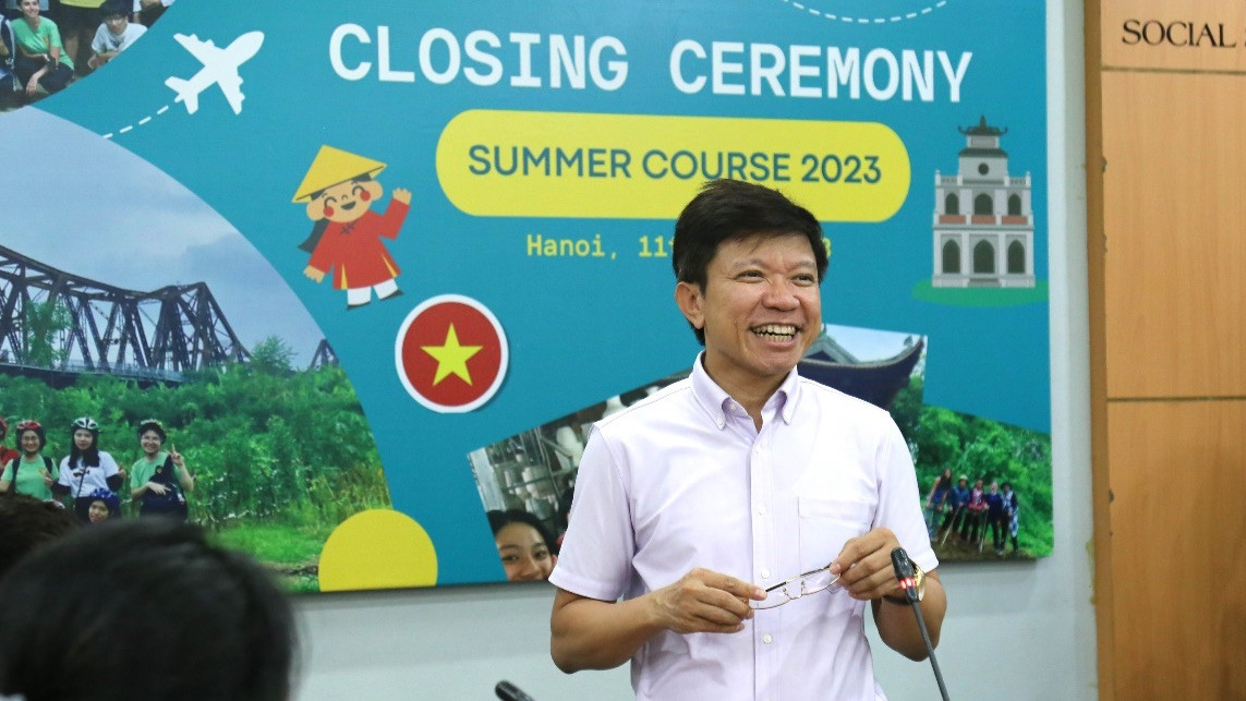 GS. TS Hoàng Anh Tuấn - Hiệu trưởng ĐH Khoa học Xã hội và Nhân văn (ĐHQG Hà Nội) phát biểu tại lễ bế giảng.