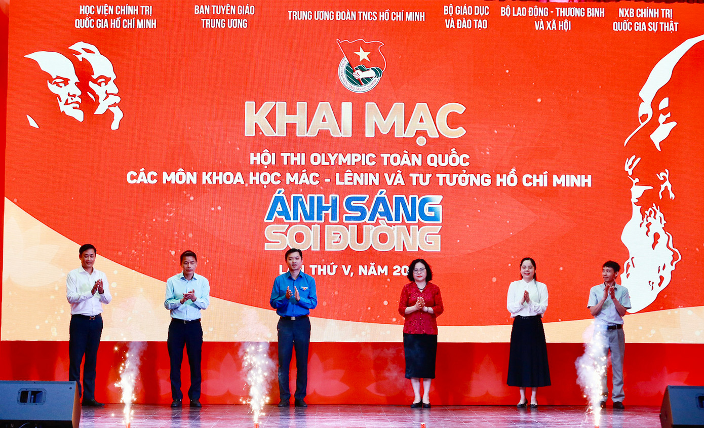 Ban Tổ chức thực hiện nghi thức khai mạc Hội thi. Ban Tổ chức thực hiện nghi thức khai mạc Hội thi.