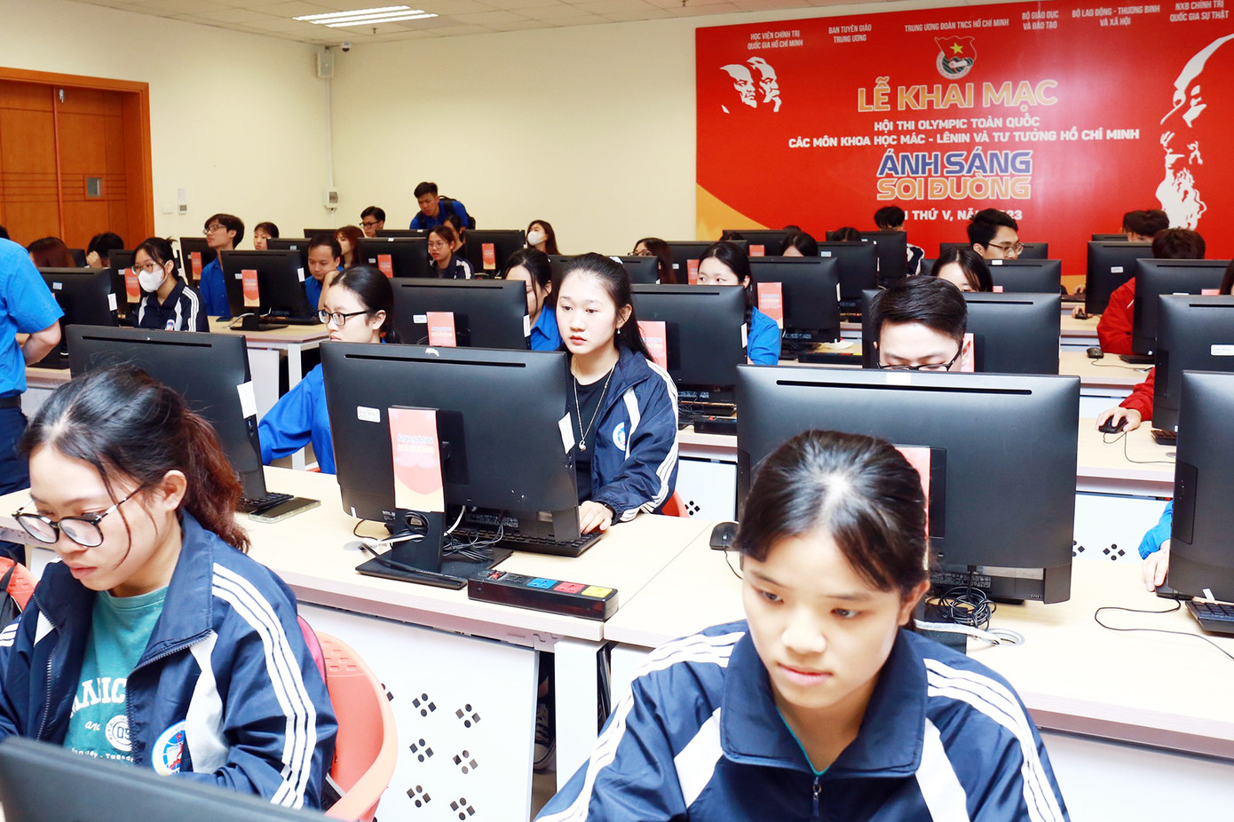 Hơn 60.000 sinh viên hưởng ứng Hội thi 'Ánh sáng soi đường'. Hơn 60.000 sinh viên hưởng ứng Hội thi 'Ánh sáng soi đường'.