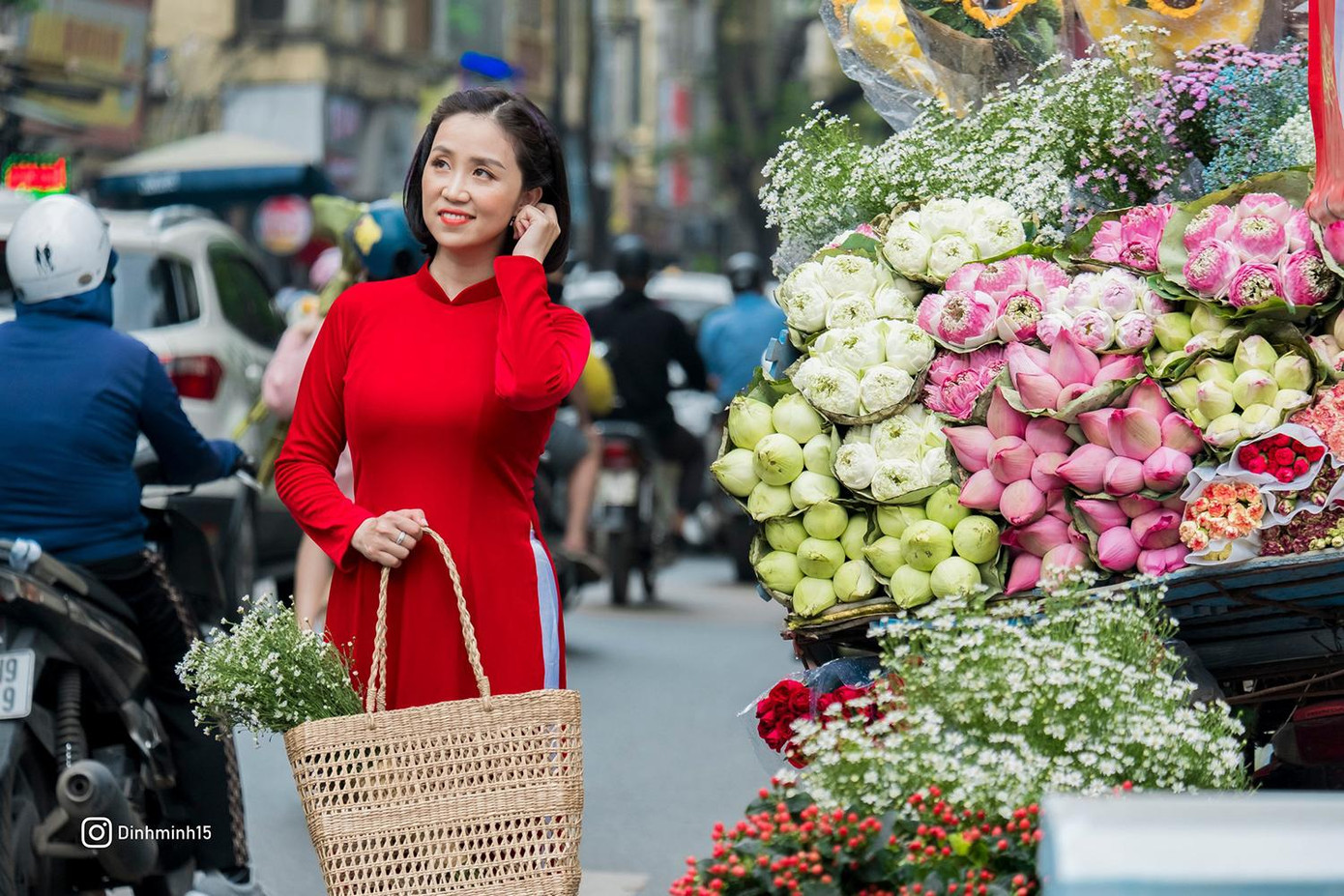 Sắc hoa trên phố. Ảnh: TRƯƠNG ĐÌNH MINH