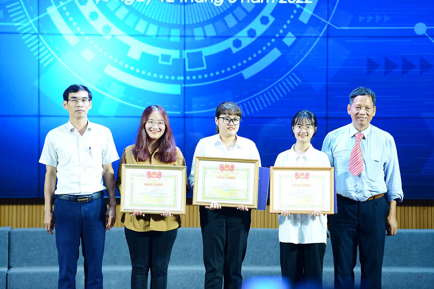 Các nhóm sinh viên đoạt giải tại Hội thi.