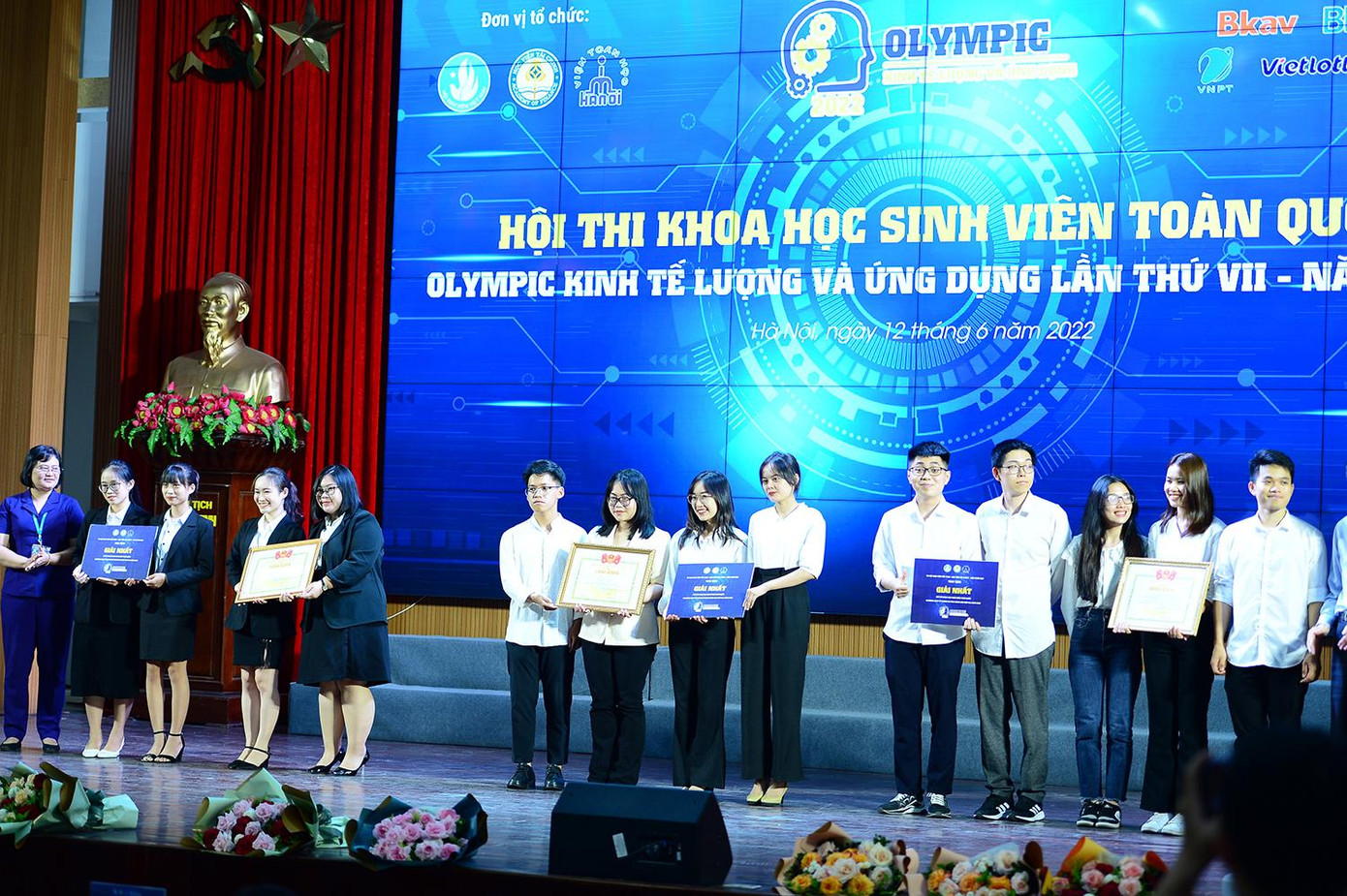 Các nhóm sinh viên giành giải Nhất của Hội thi.