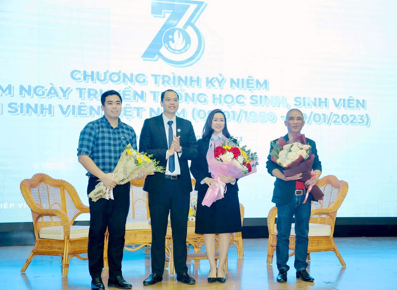 Đào Việt Bách (bên trái) tham gia giao lưu với các bạn sinh viên tại Lễ kỷ niệm 73 năm Ngày truyền thống Học sinh sinh viên và Hội sinh viên Việt Nam.