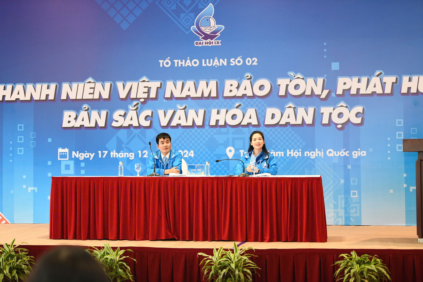 Tổ thảo luận số 02 thảo luận chủ đề quan trọng: Bảo tồn và phát huy bản sắc văn hóa dân tộc.