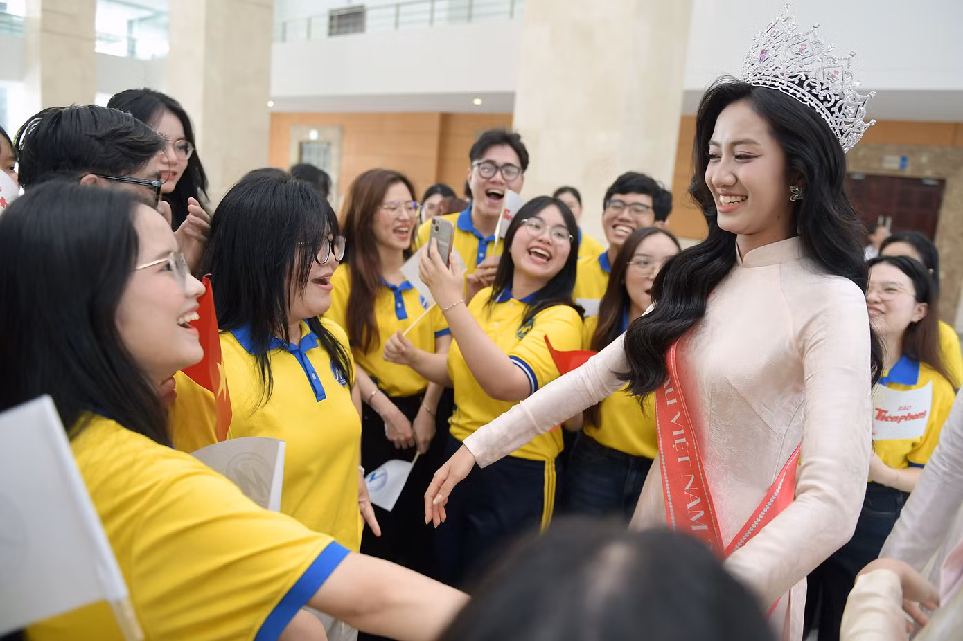 Nhiều bạn cùng lớp đón Hoa hậu Hà Trúc Linh.