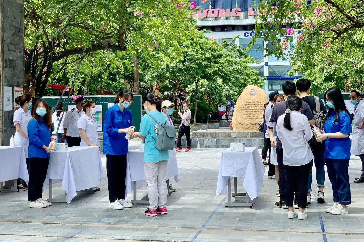 Hỗ trợ thí sinh sát khuẩn.