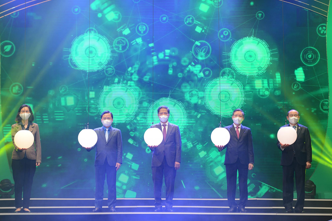 Các đại biểu thực hiện nghi thức khai mạc triển lãm "Kết nối nông nghiệp số". Ảnh: DƯƠNG TRIỀU