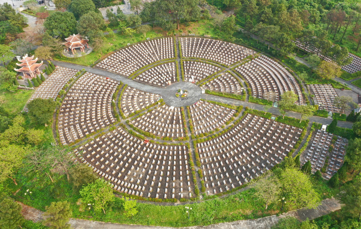 Nghĩa trang Liệt sĩ Trường Sơn, Nghĩa trang Liệt sĩ Đường 9 và Thành cổ Quảng Trị nhìn từ trên cao. Nghĩa trang Liệt sĩ Trường Sơn, Nghĩa trang Liệt sĩ Đường 9 và Thành cổ Quảng Trị nhìn từ trên cao.