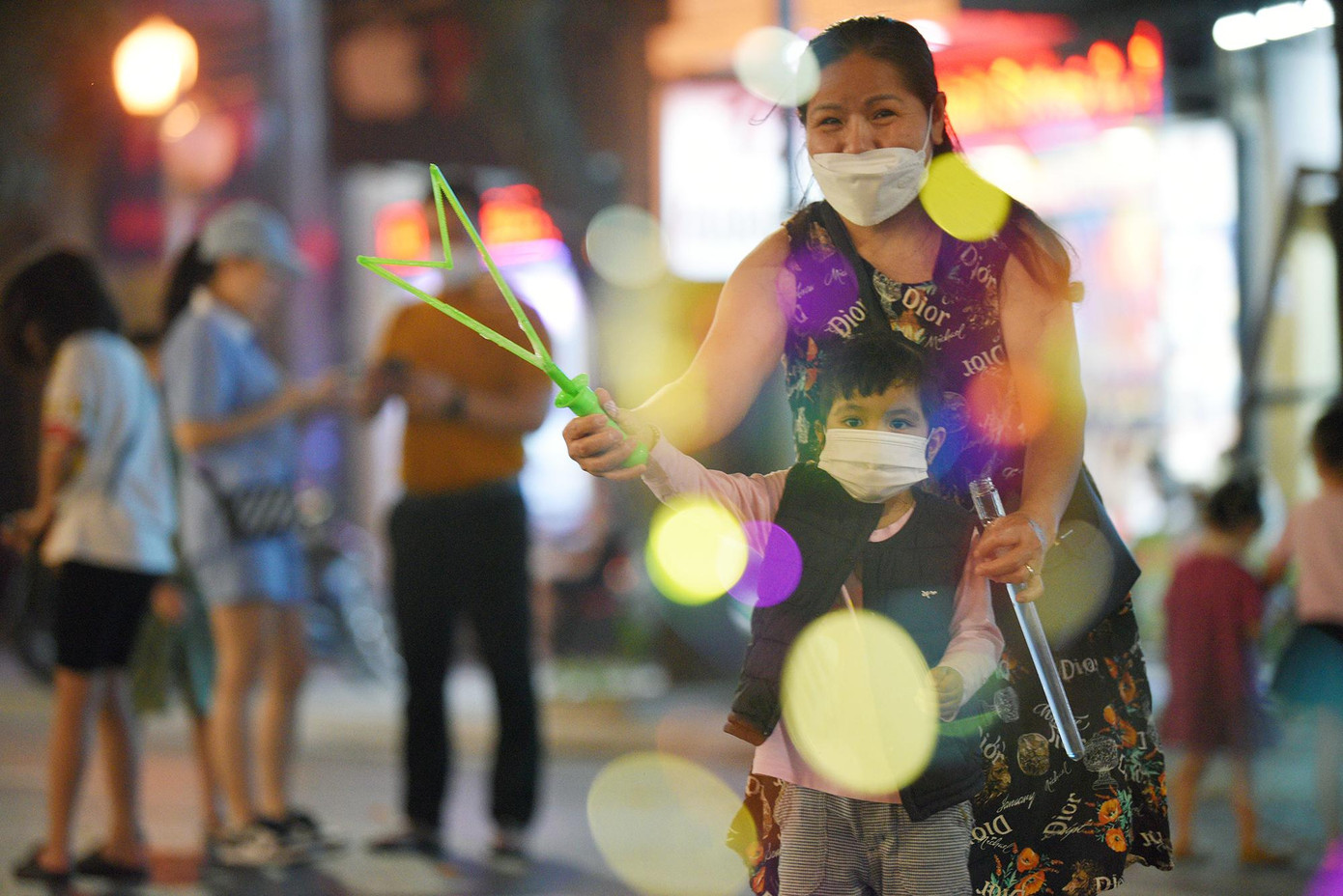 Nhiều gia đình đã đưa trẻ em đến tận hưởng không gian đi bộ Hồ Gươm trong những ngày này. Nhiều gia đình đã đưa trẻ em đến tận hưởng không gian đi bộ Hồ Gươm trong những ngày này.