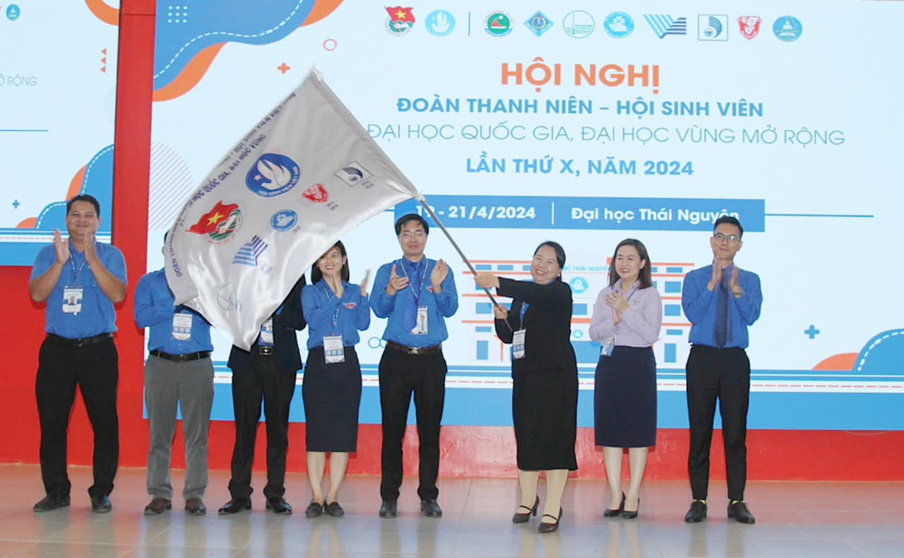 Trao quyền đăng cai Hội nghị tiếp theo cho trường ĐH Cần Thơ.