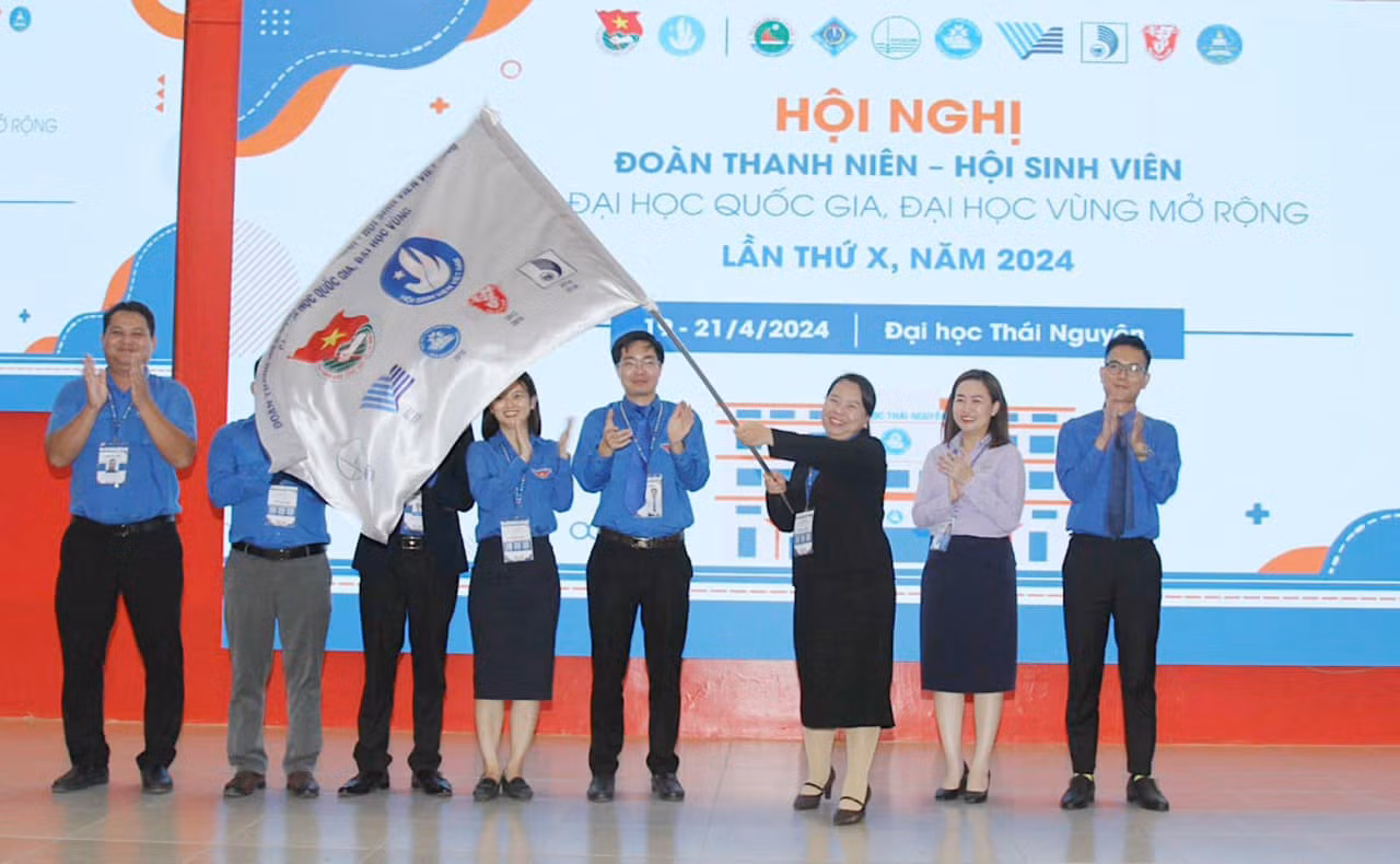 Trao quyền đăng cai Hội nghị tiếp theo cho trường ĐH Cần Thơ.