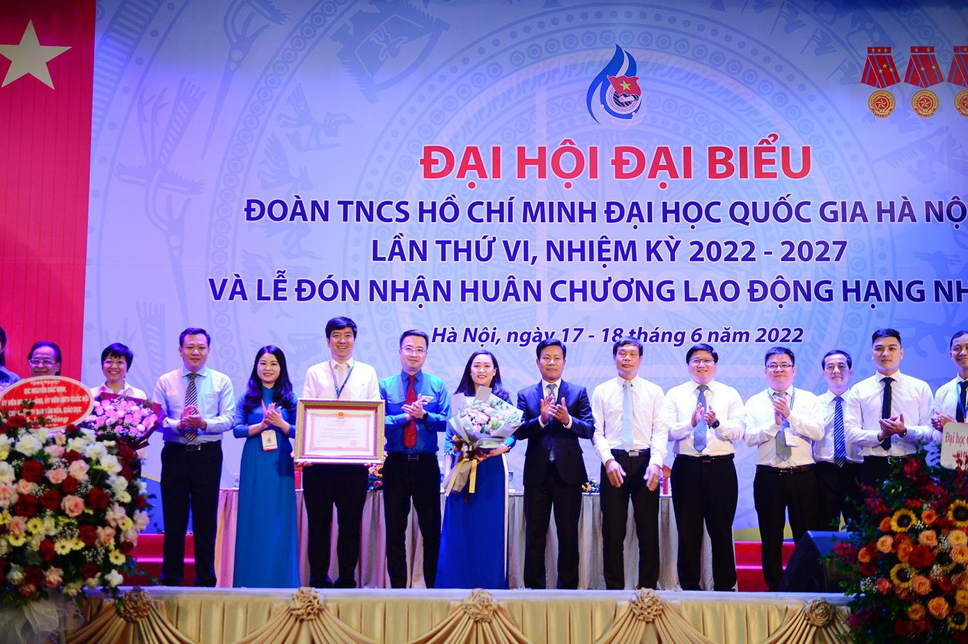 Đoàn Thanh niên ĐHQG Hà Nội nhận hoa chúc mừng từ các đại biểu.