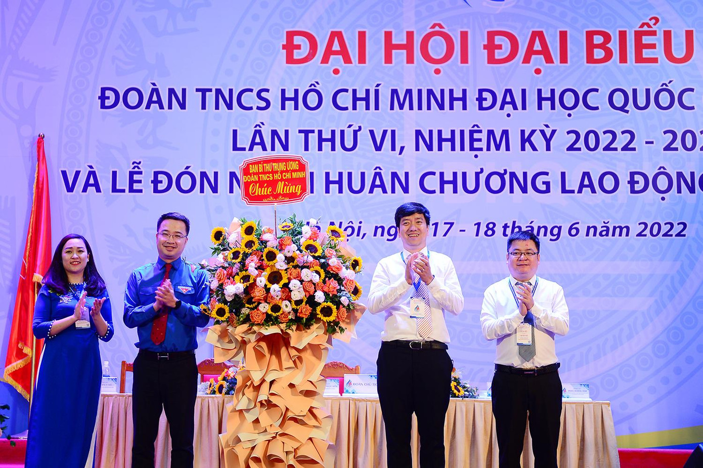 Anh Nguyễn Tường Lâm - Bí thư T.Ư Đoàn tặng lẵng hoa chúc mừng Đại hội.