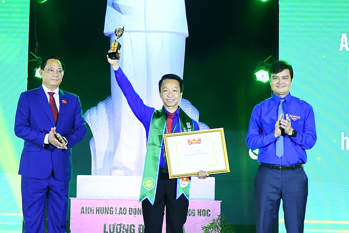 Anh Nguyễn Hồng Huy nhận giải thưởng Lương Định Của năm 2023.