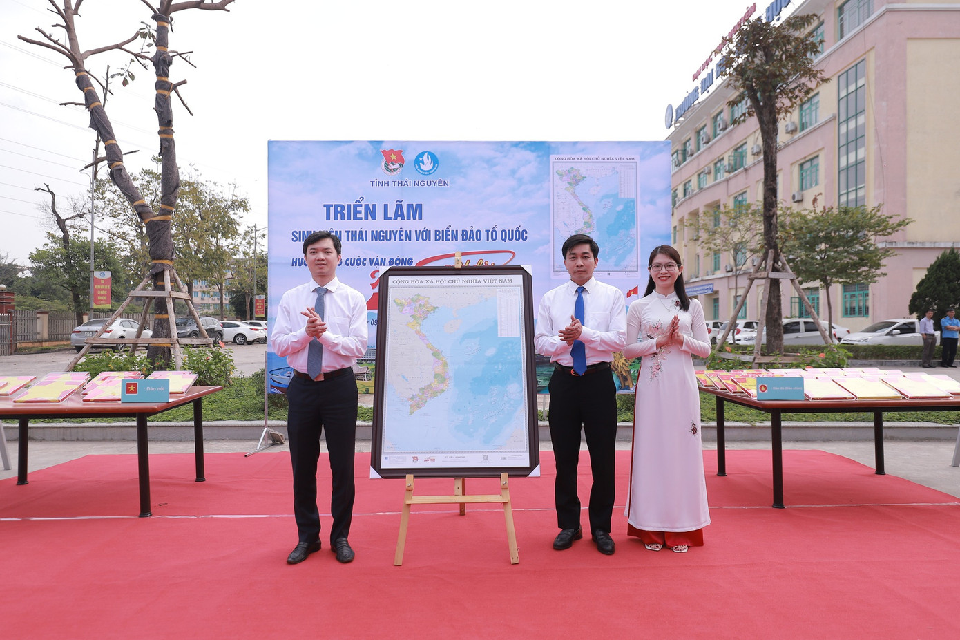 Thay mặt Ban Bí thư T.Ư Đoàn, anh Nguyễn Minh Triết tặng bản đồ cho đại diện Đoàn Thanh niên tỉnh Thái Nguyên.