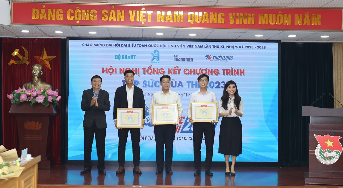 Các đơn vị nhận Bằng khen từ lãnh đạo T.Ư Hội Sinh viên Việt Nam. Các đơn vị nhận Bằng khen từ lãnh đạo T.Ư Hội Sinh viên Việt Nam.
