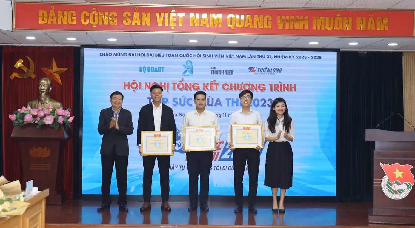 Các đơn vị nhận Bằng khen từ lãnh đạo T.Ư Hội Sinh viên Việt Nam.