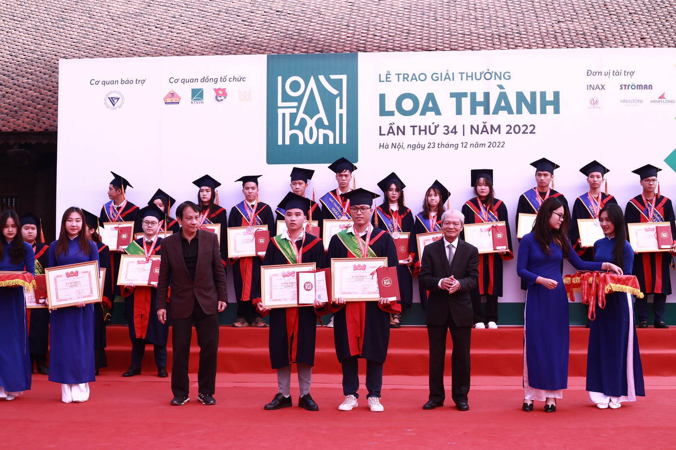 Đại diện Ban Tổ chức giải thưởng trao giải tại chương trình. Ảnh: BẢO ANH Đại diện Ban Tổ chức giải thưởng trao giải tại chương trình. Ảnh: BẢO ANH