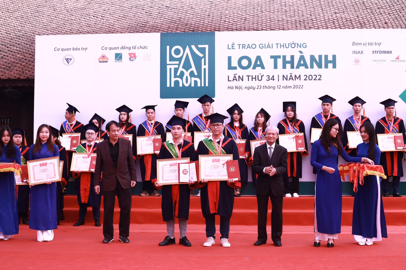 Đại diện Ban Tổ chức giải thưởng trao giải tại chương trình. Ảnh: BẢO ANH