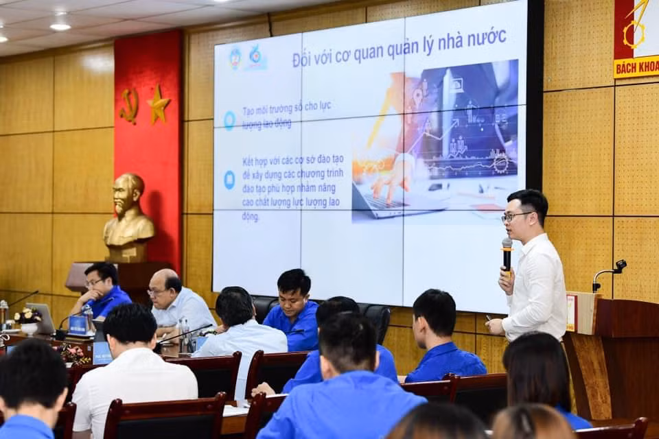 Các đại biểu trình bày tham luận tại Diễn đàn. Các đại biểu trình bày tham luận tại Diễn đàn.