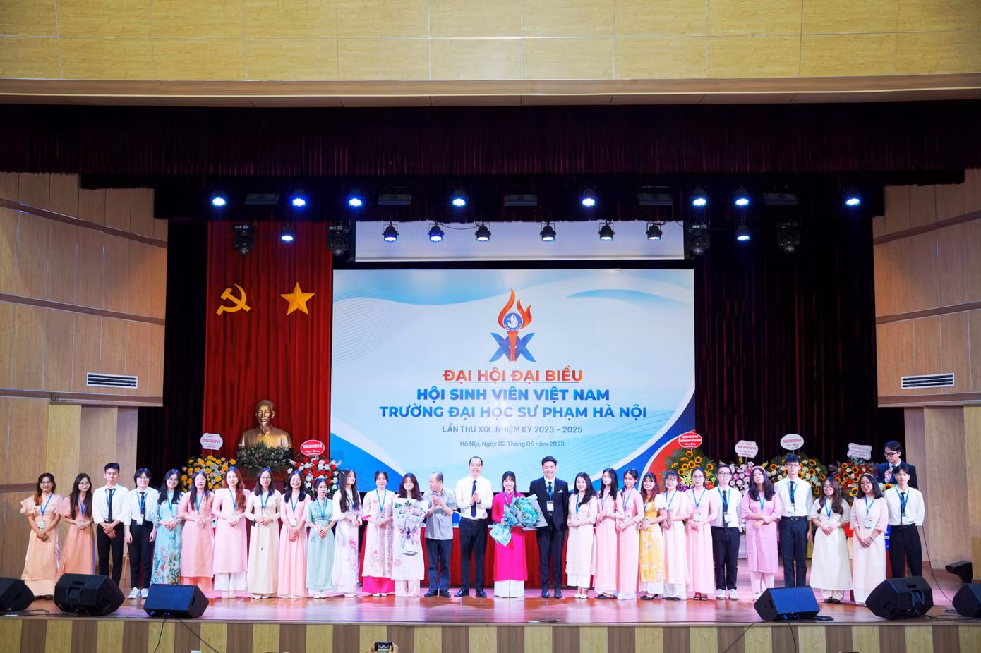 Ban Chấp hành Hội Sinh viên trường ĐH Sư phạm Hà Nội khóa XIX, nhiệm kỳ 2023 - 2025 ra mắt Đại hội. Ban Chấp hành Hội Sinh viên trường ĐH Sư phạm Hà Nội khóa XIX, nhiệm kỳ 2023 - 2025 ra mắt Đại hội.