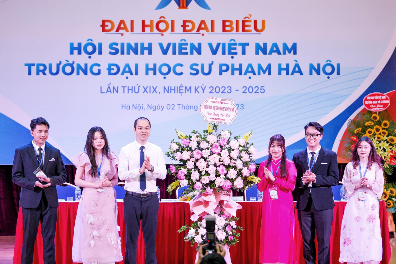 Phó Bí thư Thành Đoàn Hà Nội, Chủ tịch Hội Sinh viên TP. Hà Nội Nguyễn Tiến Hưng tặng hoa chúc mừng Đại hội.