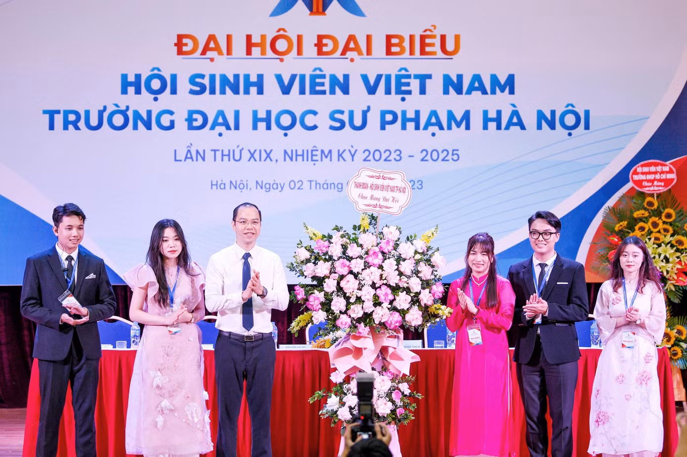 Phó Bí thư Thành Đoàn Hà Nội, Chủ tịch Hội Sinh viên TP. Hà Nội Nguyễn Tiến Hưng tặng hoa chúc mừng Đại hội. Phó Bí thư Thành Đoàn Hà Nội, Chủ tịch Hội Sinh viên TP. Hà Nội Nguyễn Tiến Hưng tặng hoa chúc mừng Đại hội.