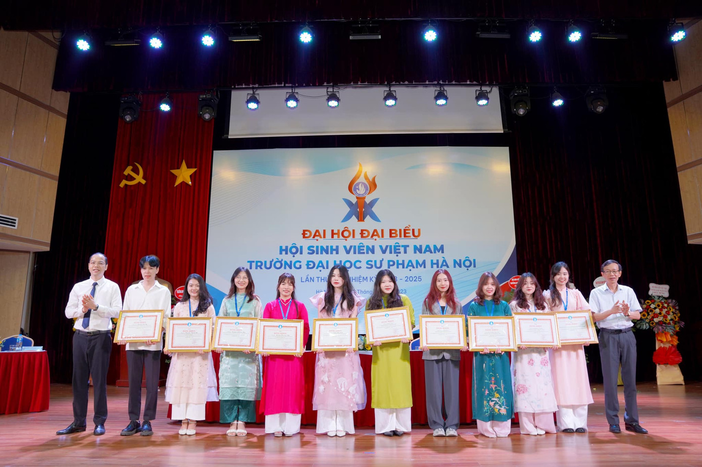 Các tập thể xuất sắc trong công tác Hội và phong trào sinh viên nhiệm kỳ 2020 - 2023 nhận Bằng khen của T.Ư Hội Sinh viên Việt Nam.