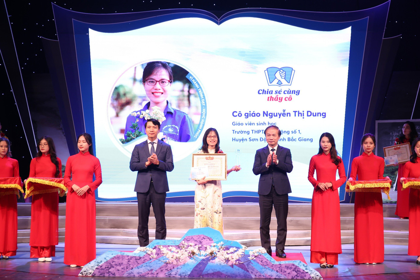 Ông Phạm Tất Thắng - Uỷ viên T.Ư Đảng, Phó Trưởng ban thường trực Ban Dân vận T.Ư và anh Nguyễn Ngọc Lương - Bí thư thường trực T.Ư Hội LHTN Việt Nam tặng Bằng khen cho các giáo viên tại chương trình. Ông Phạm Tất Thắng - Uỷ viên T.Ư Đảng, Phó Trưởng ban thường trực Ban Dân vận T.Ư và anh Nguyễn Ngọc Lương - Bí thư thường trực T.Ư Hội LHTN Việt Nam tặng Bằng khen cho các giáo viên tại chương trình.