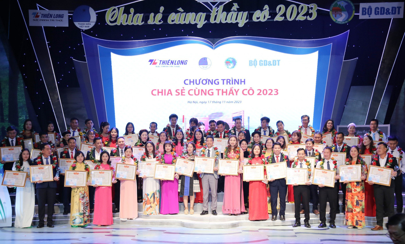 Tuyên dương 58 thầy cô giáo tiêu biểu trên mọi miền Tổ quốc. Tuyên dương 58 thầy cô giáo tiêu biểu trên mọi miền Tổ quốc.