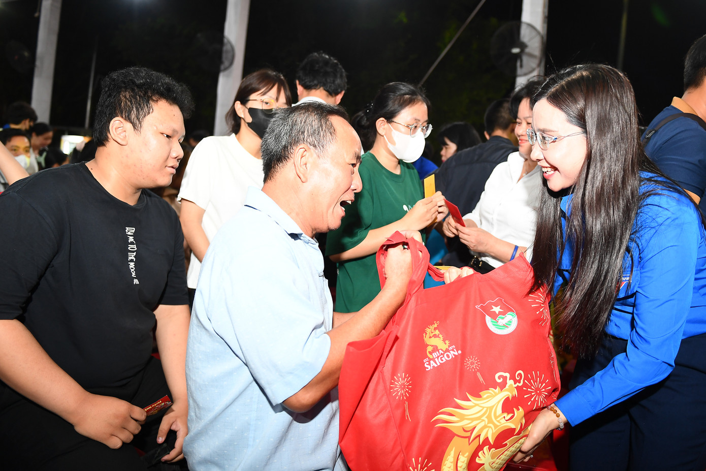 Chị Nguyễn Phạm Duy Trang – Bí thư T.Ư Đoàn, Chủ tịch Hội đồng Đội T.Ư trao quà Tết đến thanh niên, công nhân có hoàn cảnh khó khăn, tại chương trình.