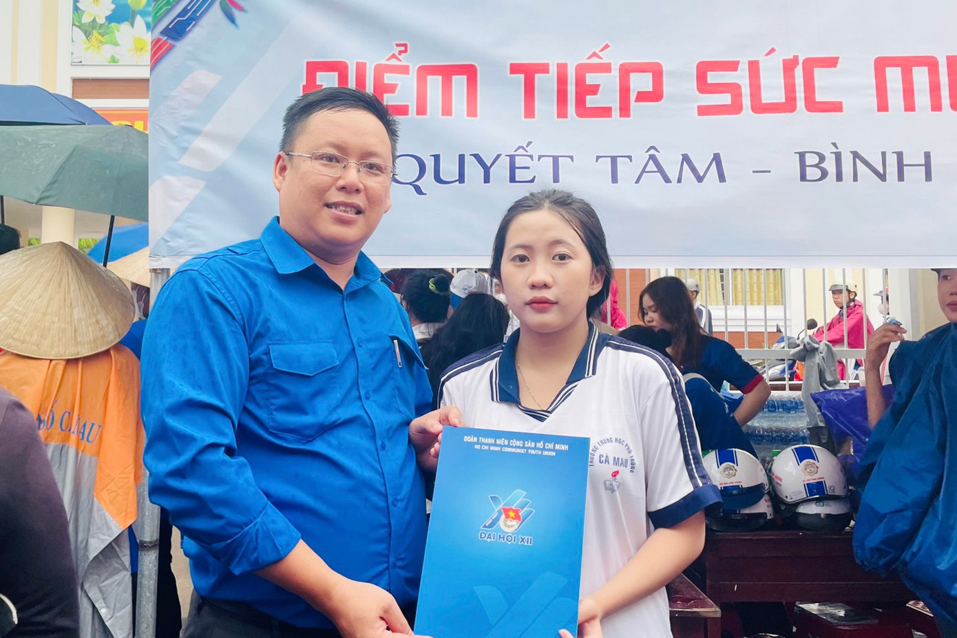 Trao học bổng 'Tiếp sức mùa thi' cho sĩ tử.