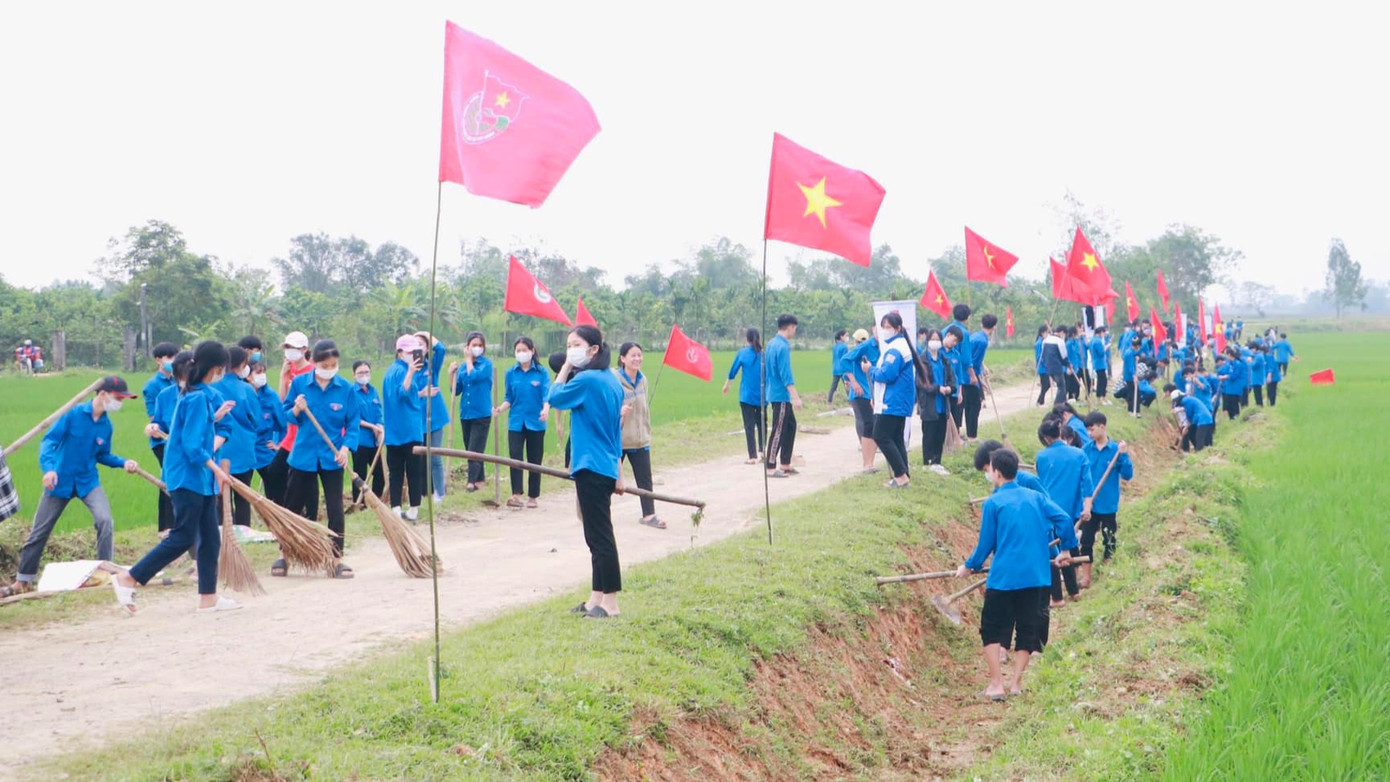 Màu áo xanh tình nguyện xuất hiện trên khắp nẻo đường Nghệ An. Màu áo xanh tình nguyện xuất hiện trên khắp nẻo đường Nghệ An.