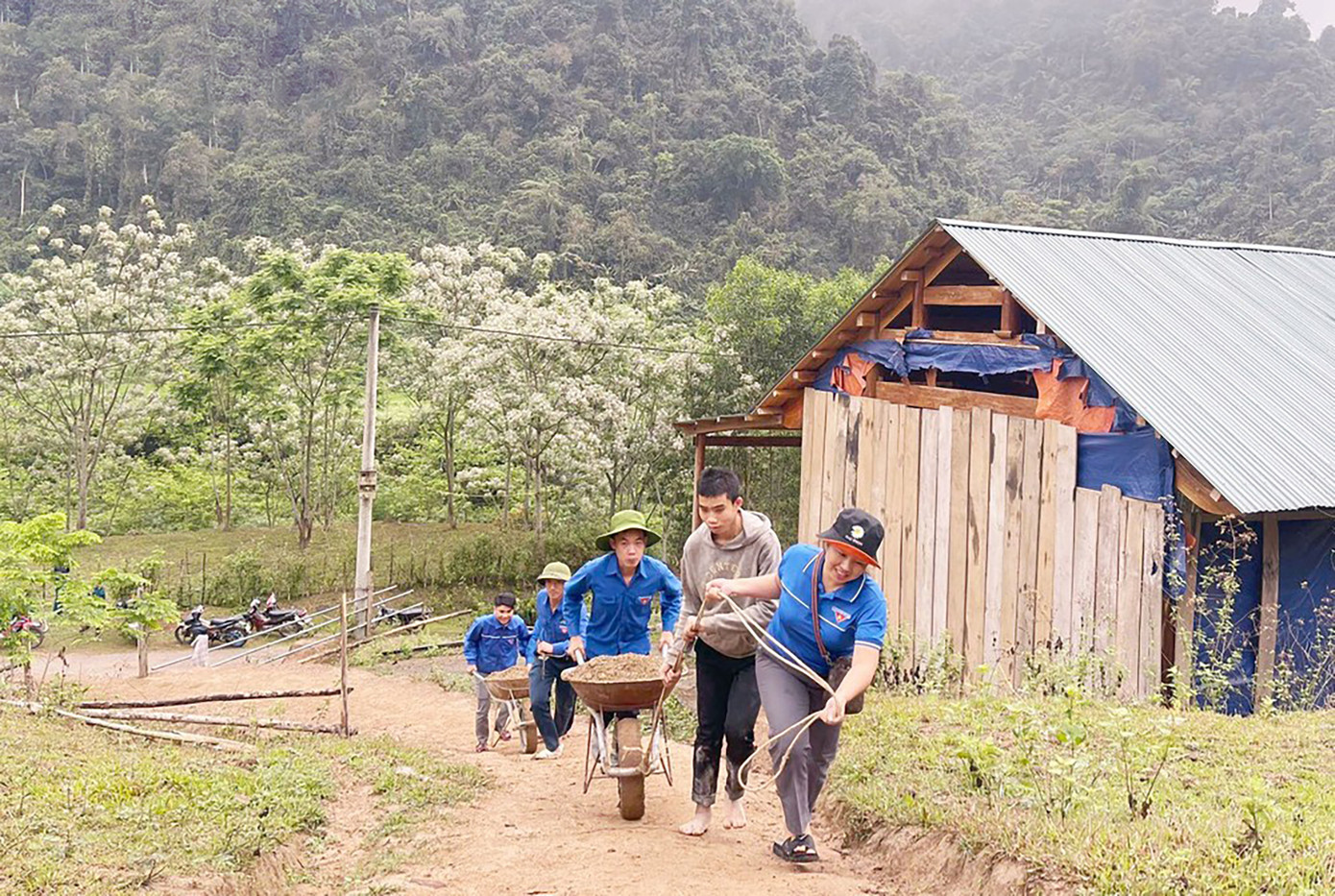 Tình nguyện viên hỗ trợ xây dựng nhà cho người dân. Tình nguyện viên hỗ trợ xây dựng nhà cho người dân.
