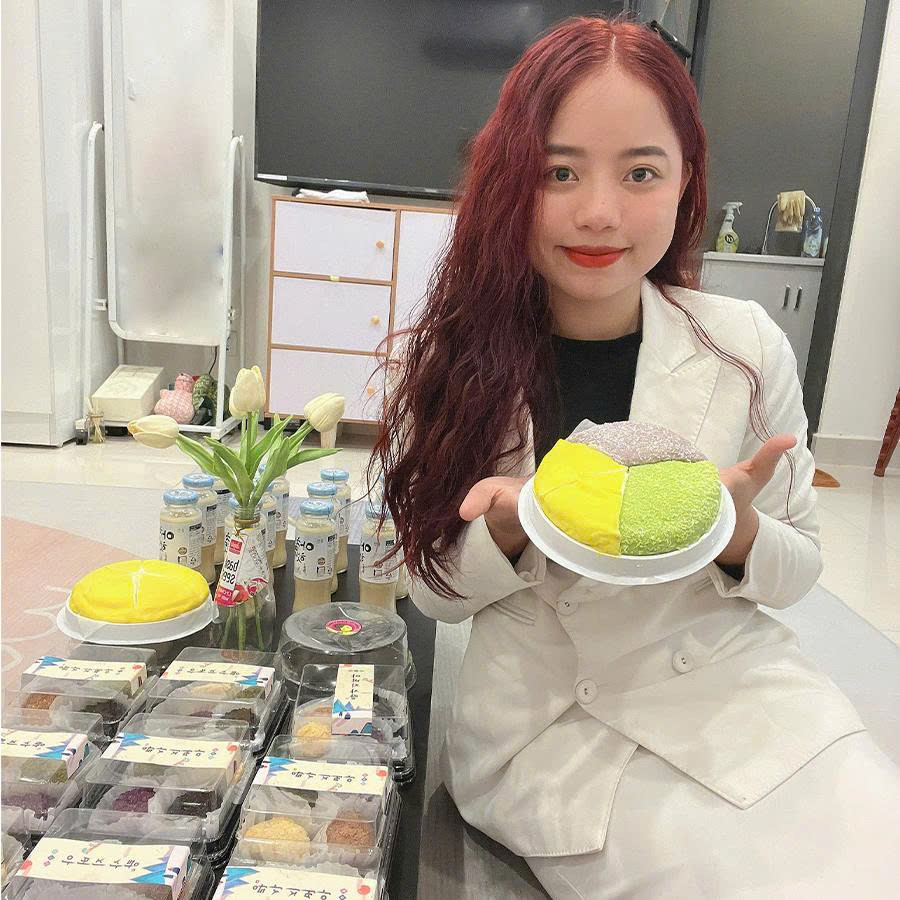 Nữ sinh khởi nghiệp với bánh sầu riêng, thu 150 triệu đồng/tháng. Ảnh: NVCC