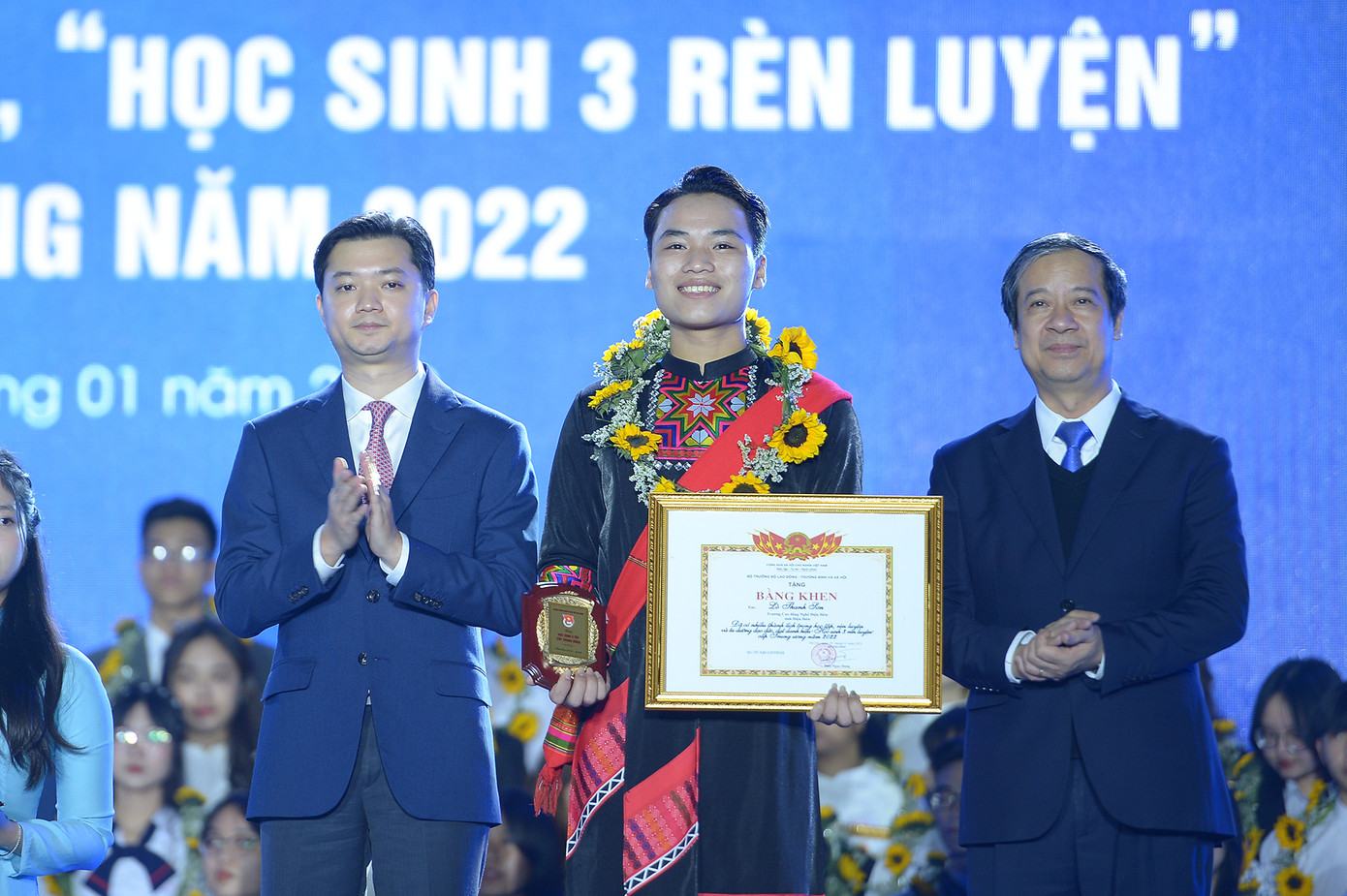 Anh Nguyễn Minh Triết và ông Nguyễn Kim Sơn trao danh hiệu 'Học sinh 3 rèn luyện'.